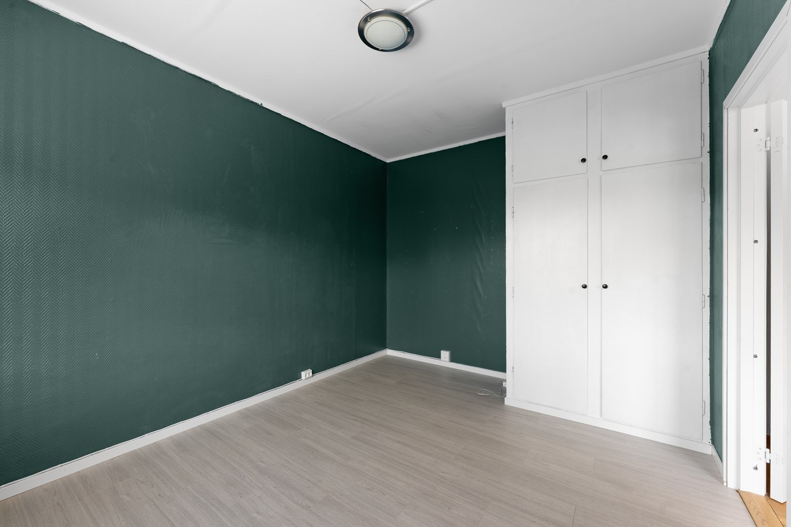 Plassbygd garderobe med god oppbevaringsplass. Galleribilde