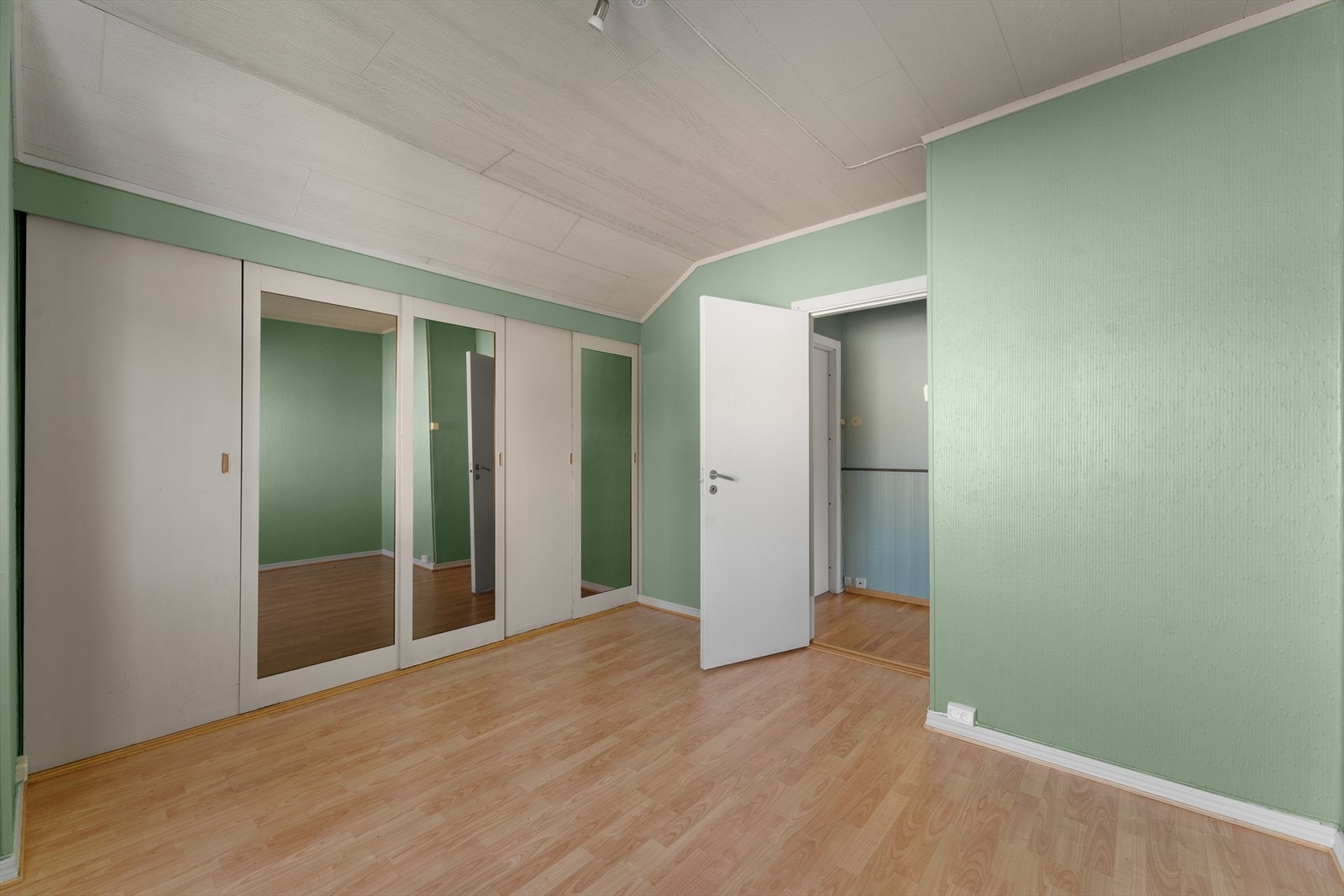 Soverommet har en praktisk og stor skyvedørsgarderobe Galleribilde
