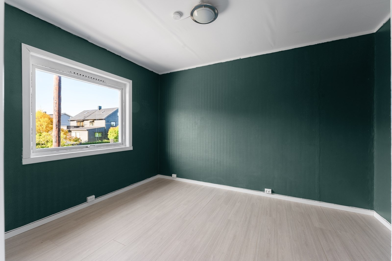 Soverom 2- Romslig og innbydende soverom med god plass til seng og øvrig møblering. Galleribilde