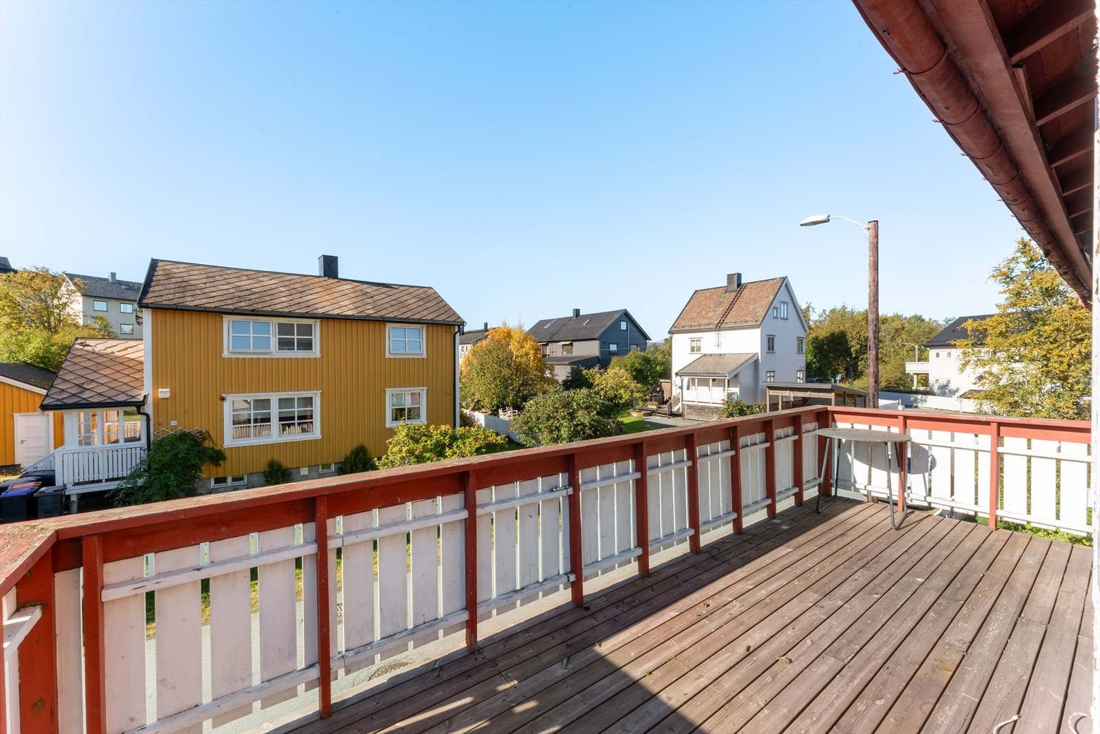 Stor og innbydende veranda med god plass til møblering og hyggelige uteplasser. Galleribilde