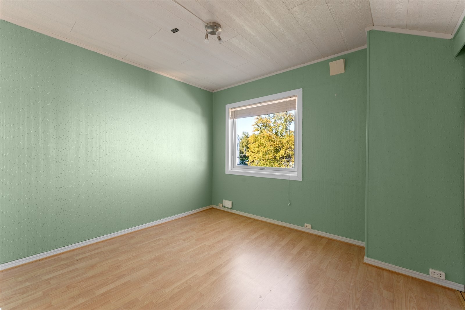 Soverom 1-Stort og romslig soverom med god plass og en flott vindusflate som slipper inn godt med naturlig lys. Galleribilde