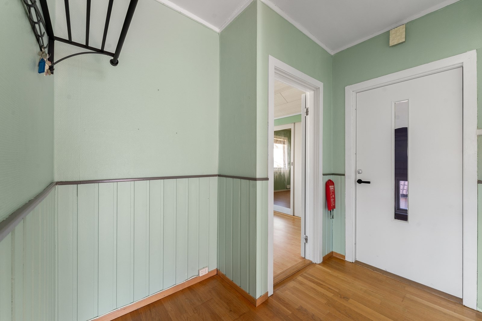 Entré med god plass for å henge fra seg yttertøy. Galleribilde