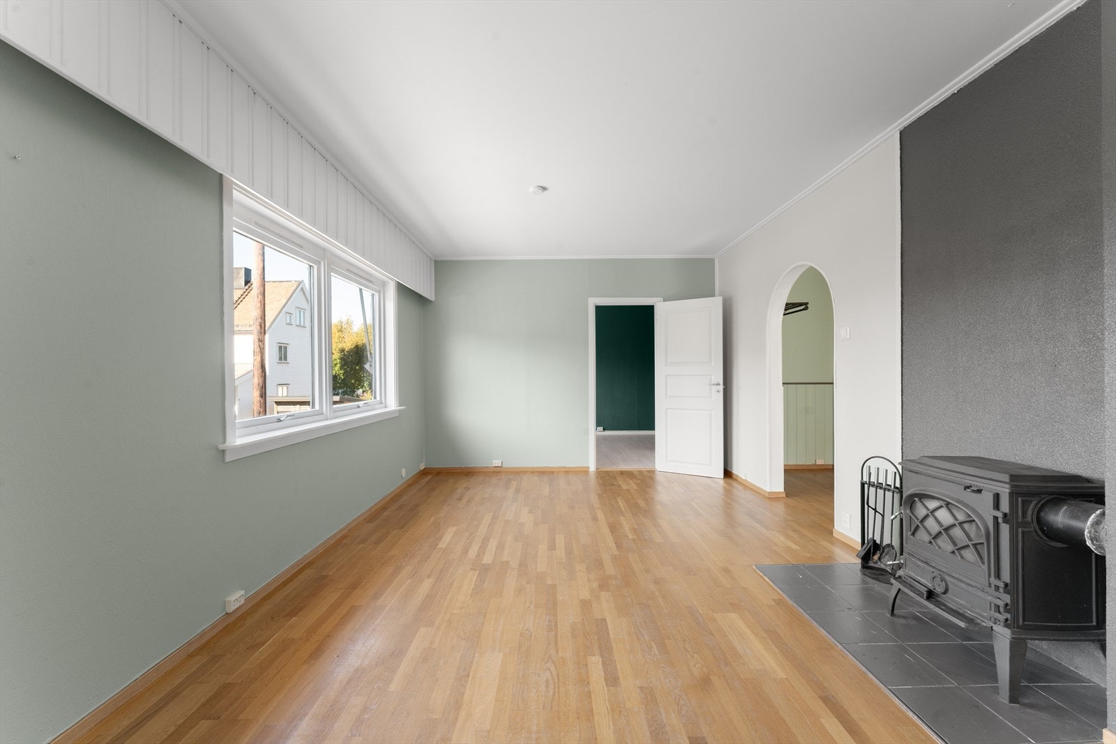 Stuen har flere store vindusflater som slipper inn godt med naturlig lys, samt vedovn som gir en lun og hyggelig atmosfære. Galleribilde