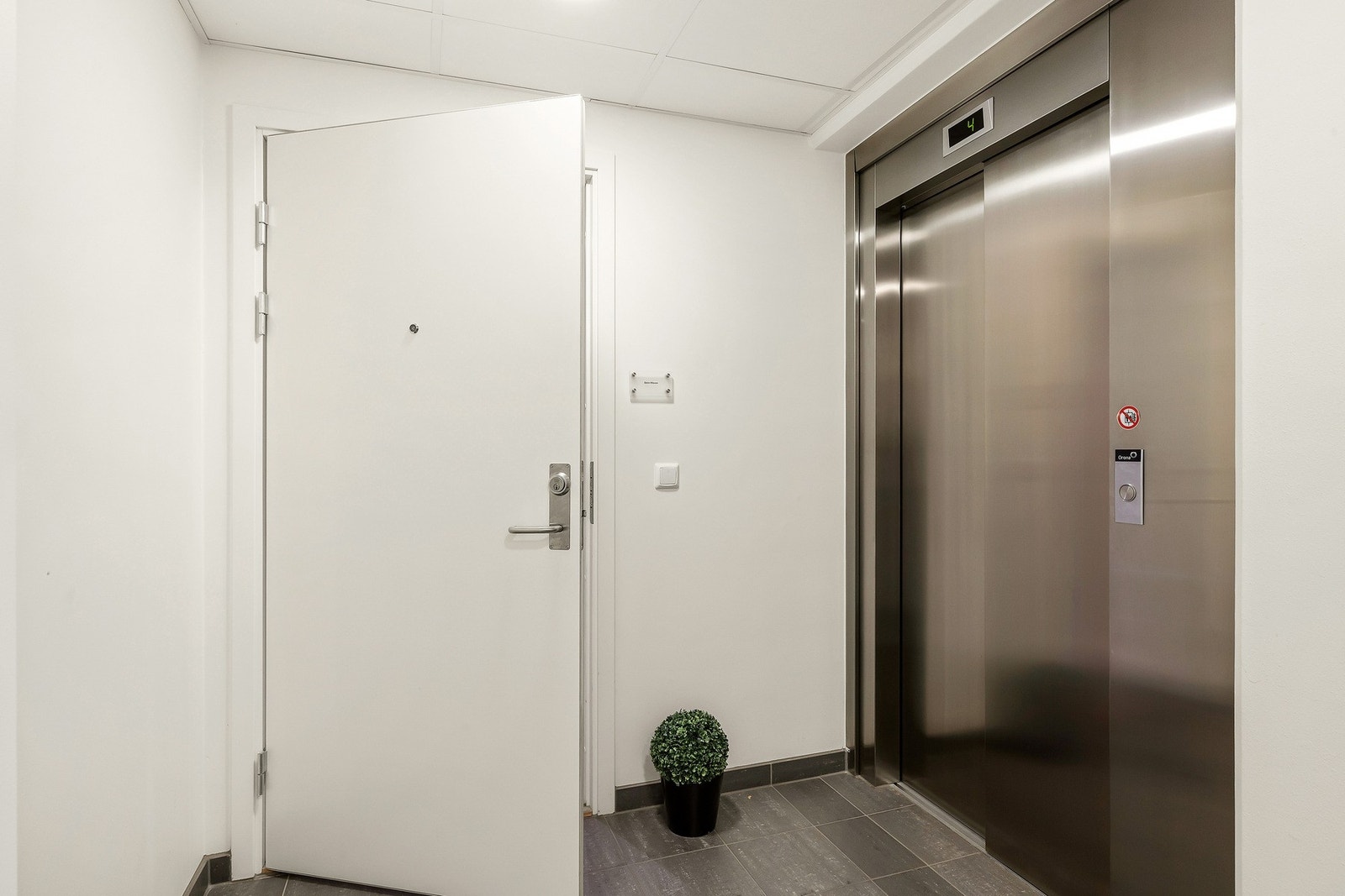 Det er heis i bygget som tar deg tørrskodd ned til garasjeanlegget Galleribilde