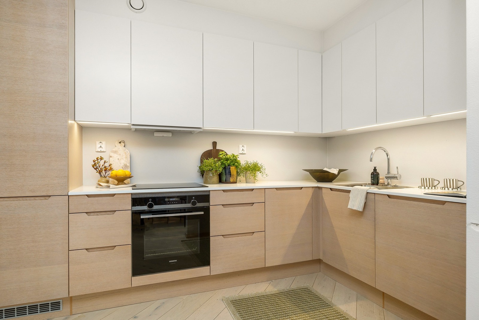 Moderne innredning med slette fronter og laminert benkeplate Galleribilde