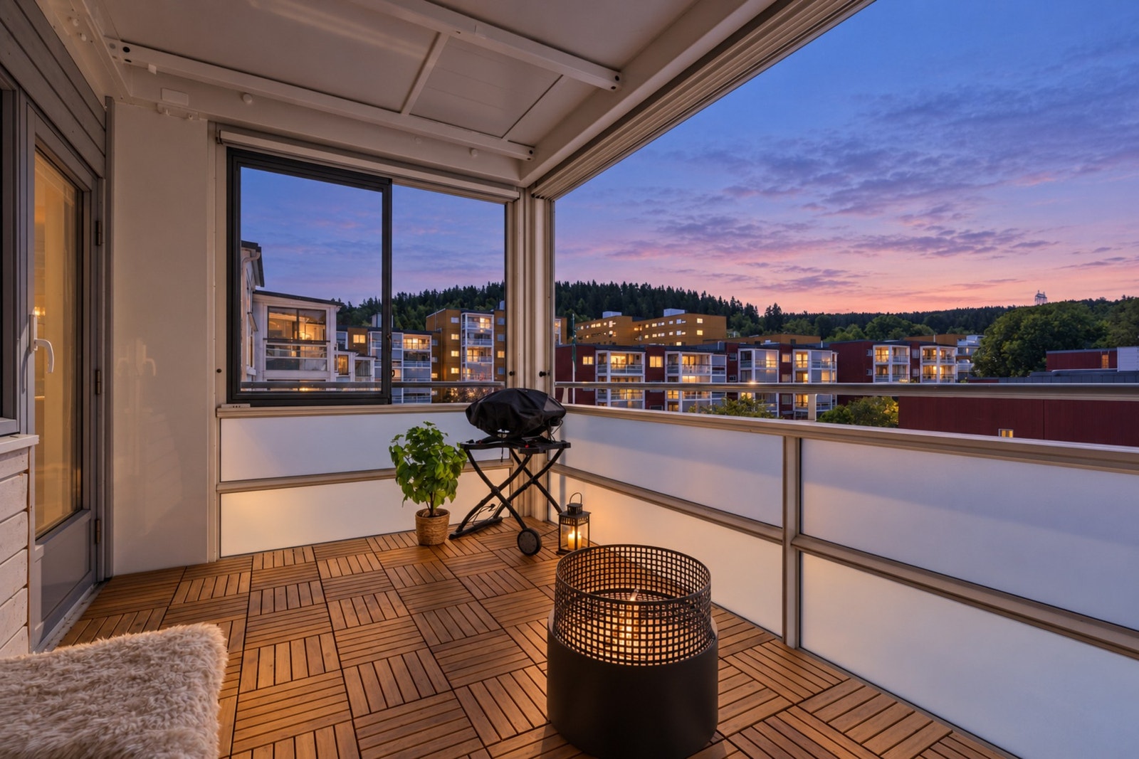 Den innglassede balkongen på ca. 11 m² blir en herlig forlengelse av boligen (AI-redigert kveld og himmel) Galleribilde