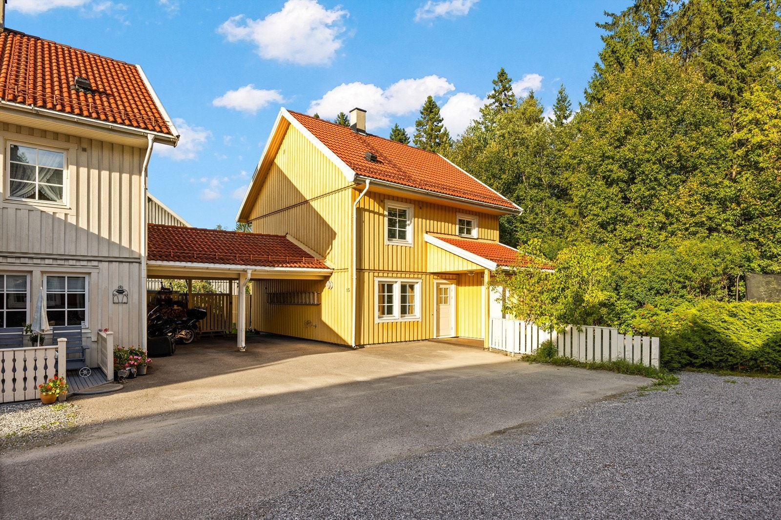 Boligen har carport og gode parkeringsmuligheter utenfor.
Foto: Rene Borghagen Galleribilde