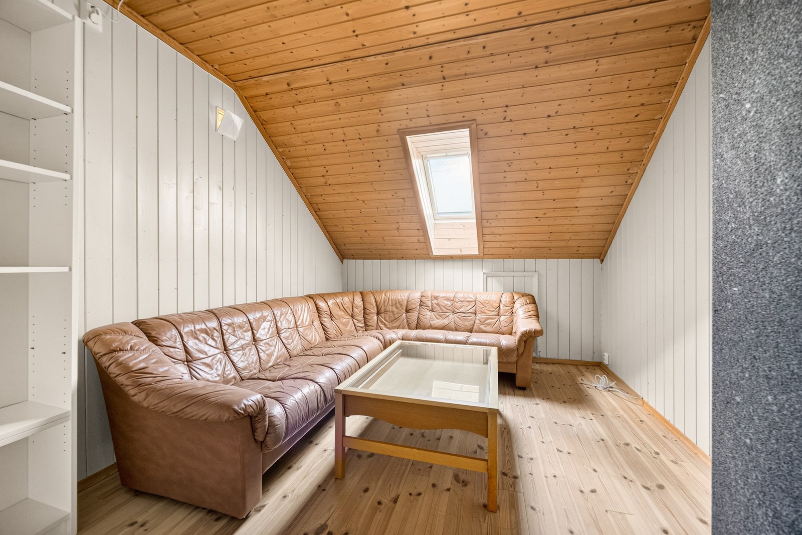 Innredet loftstue med takvindu og panel i taket. Galleribilde
