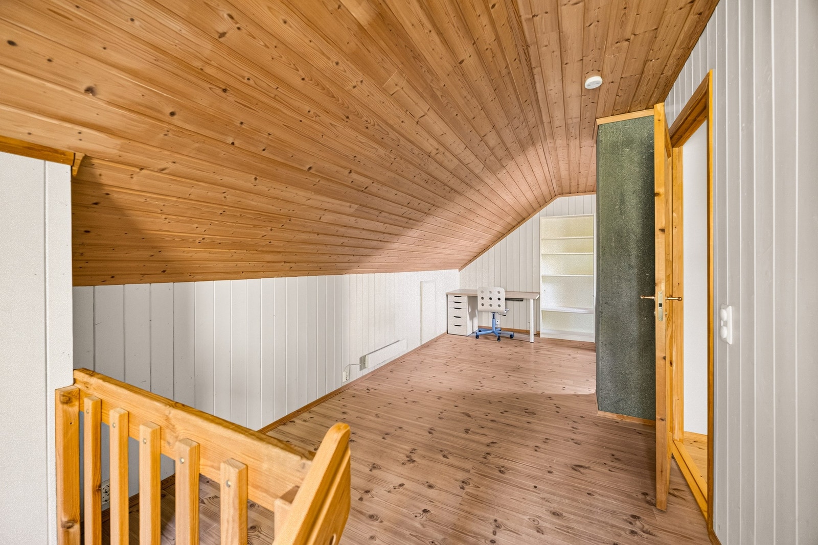 Loftstuen innehar et soverom samt loftetasje. Galleribilde