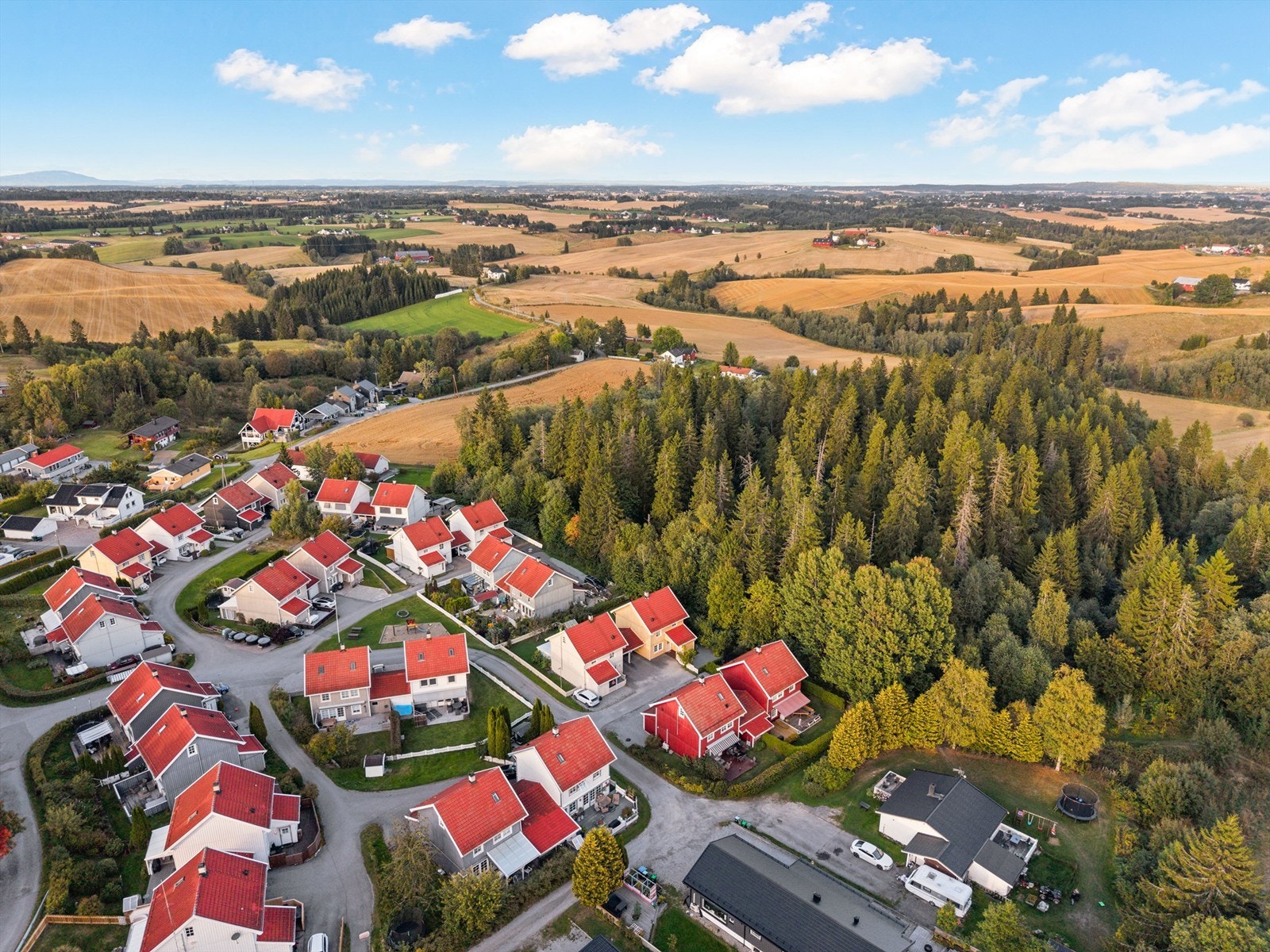 Velkommen til Spenningen 15! Familievennlig enebolig med barnevennlig, stille og rolig beliggenhet innerst i blindveg. Solrik, usjenert hage. Galleribilde