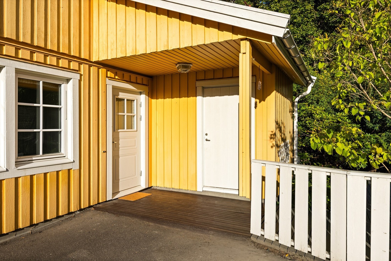 Overbygget inngangsparti med adkomst til utvendig bod. Galleribilde