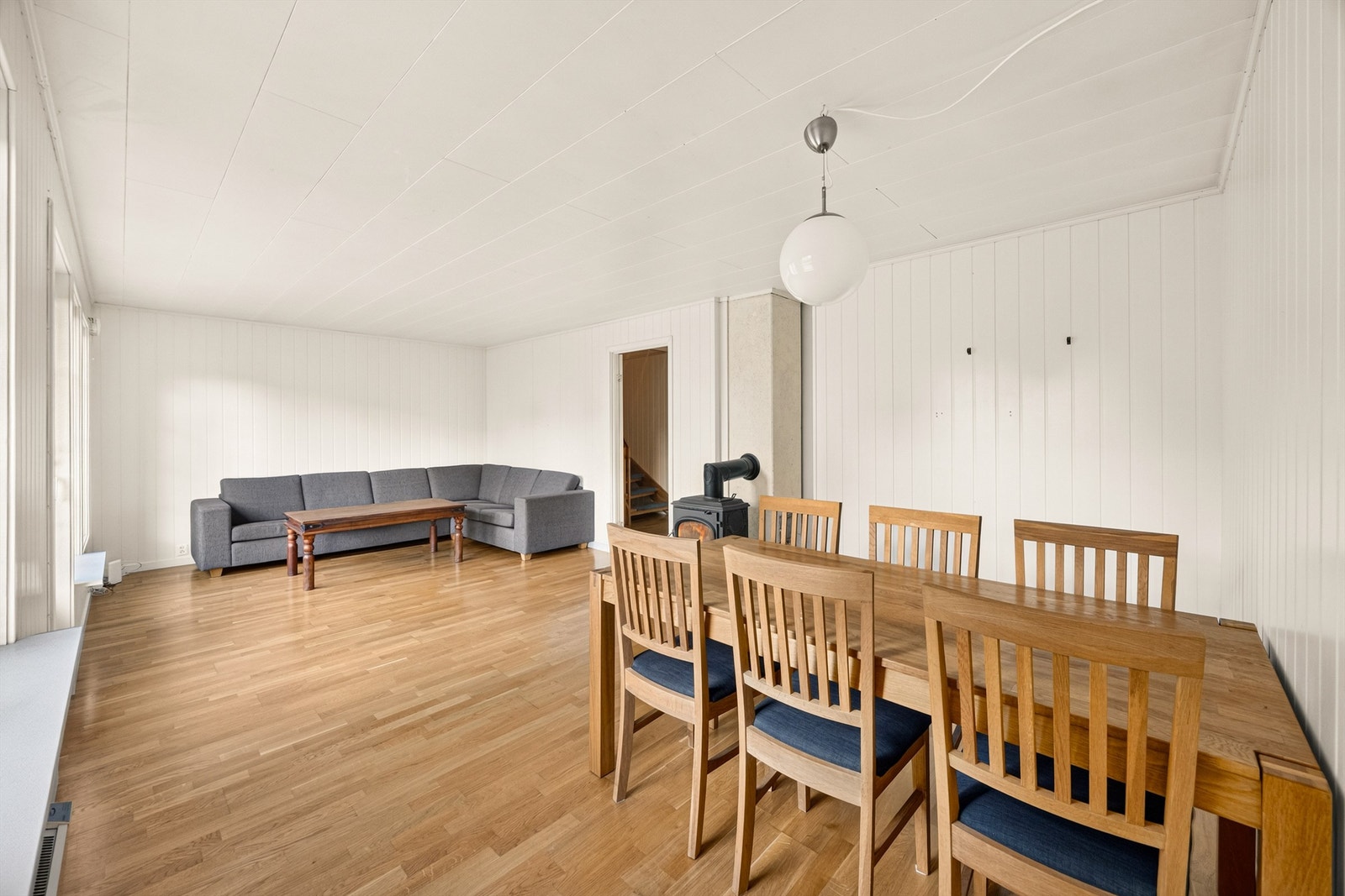 Stuen har god plass til både spisebord og sofagruppe. Galleribilde