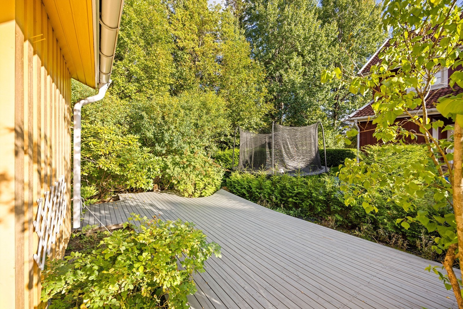 På fremsiden av boligen har du sol på morgenen og formiddagen. Galleribilde