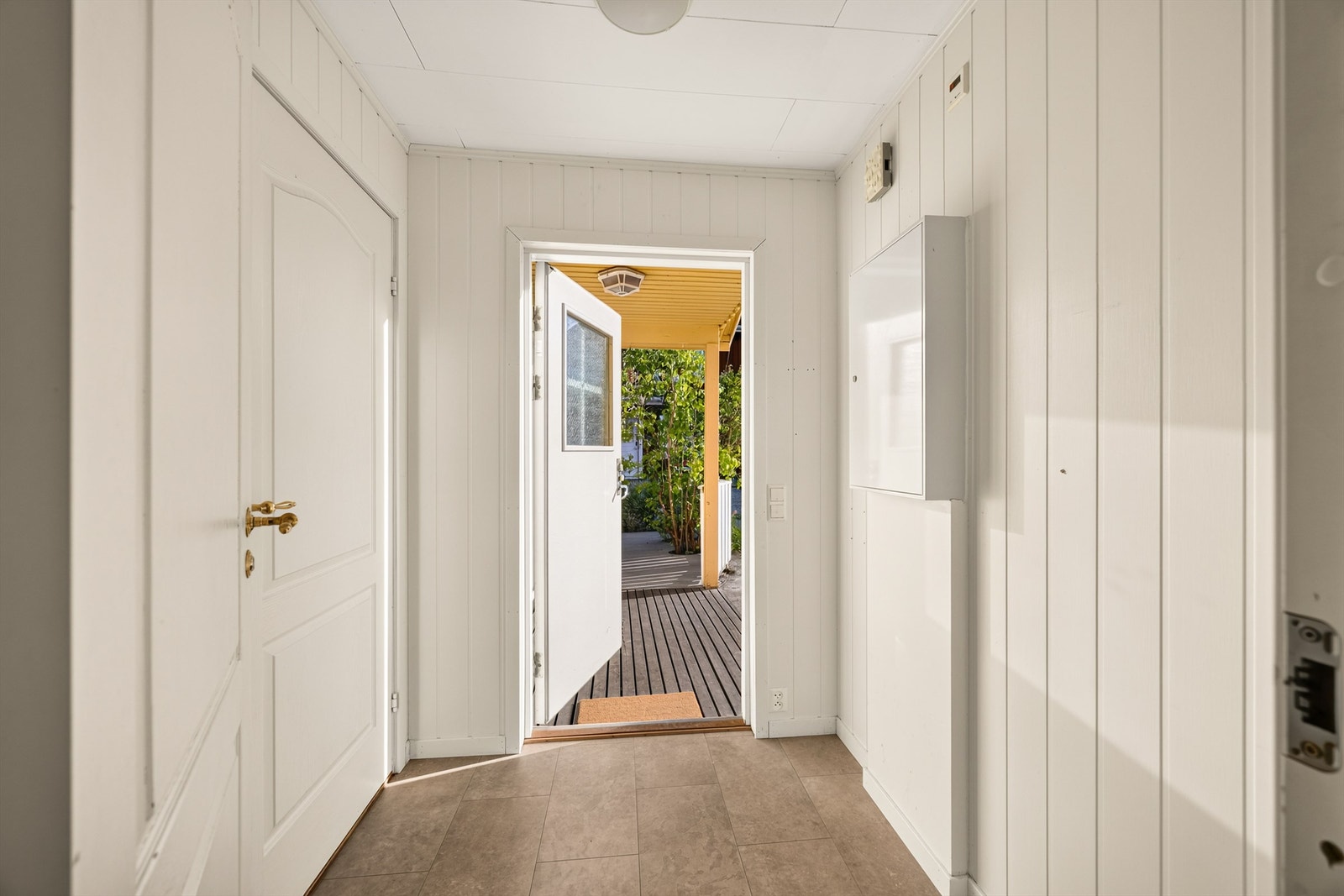 Entré med laminatgulv og utgang til en markterrasse på 34 m². Galleribilde