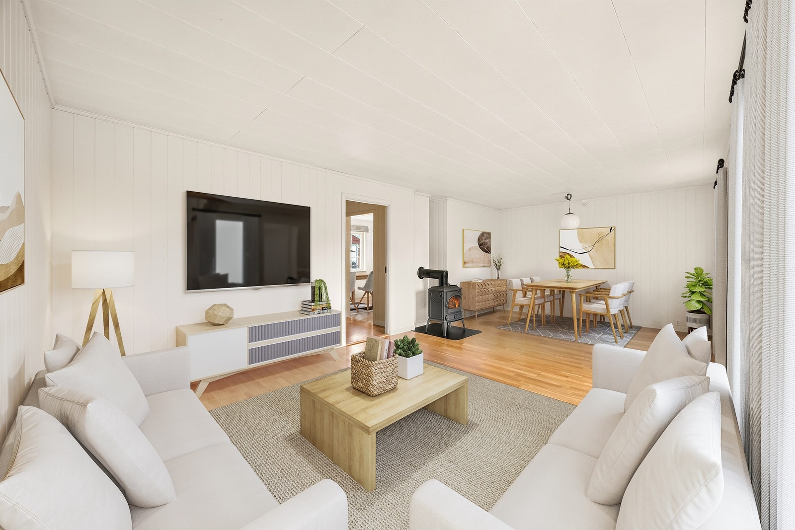 Stuen er romslig og byr på god plass til både sofagruppe samt stort spisebord. Galleribilde