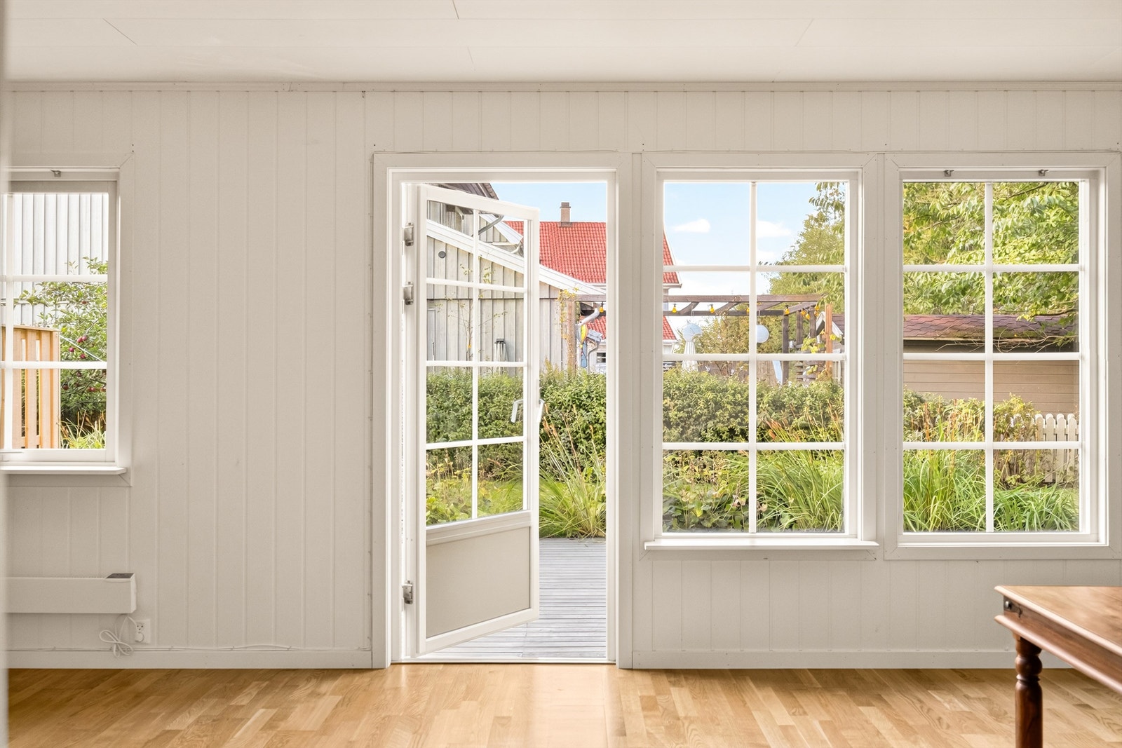Direkte utgang til en 30 m² stor markterrasse og hagen. Galleribilde