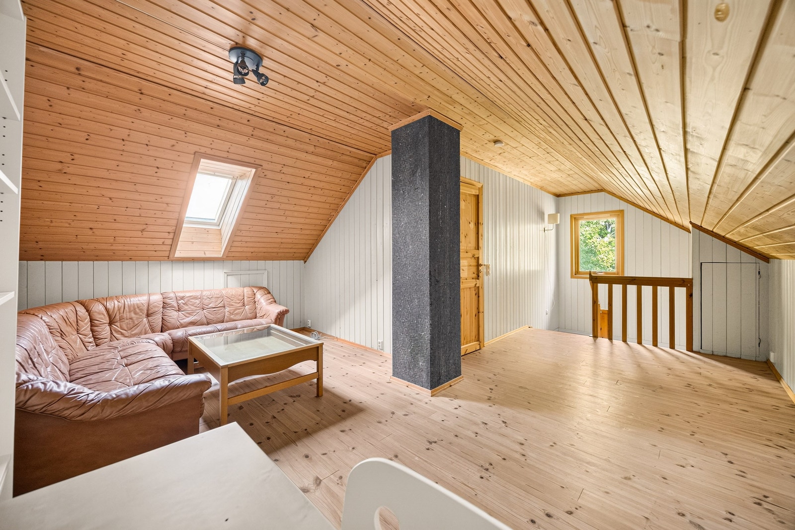 En fleksibel etasje som kan brukes som TV-stue, lekerom eller kontor. Galleribilde