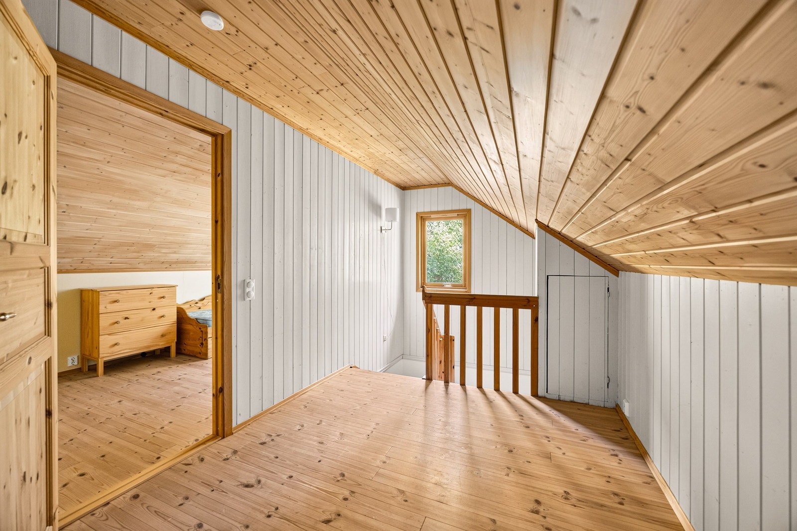 Loftsetasjen har malt panel på vegger og panel i skråtak. Galleribilde
