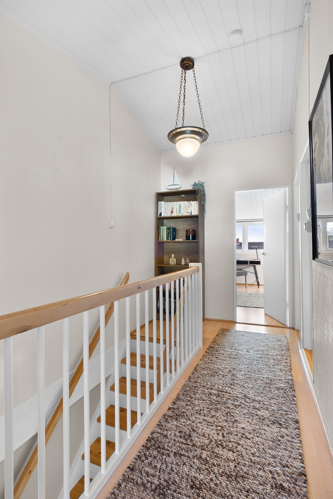 Trapperommet har god takhøyde og leder opp til boligens mer private avdeling. Etasjen rommer tre gode soverom, bad og separat toalettrom. Galleribilde