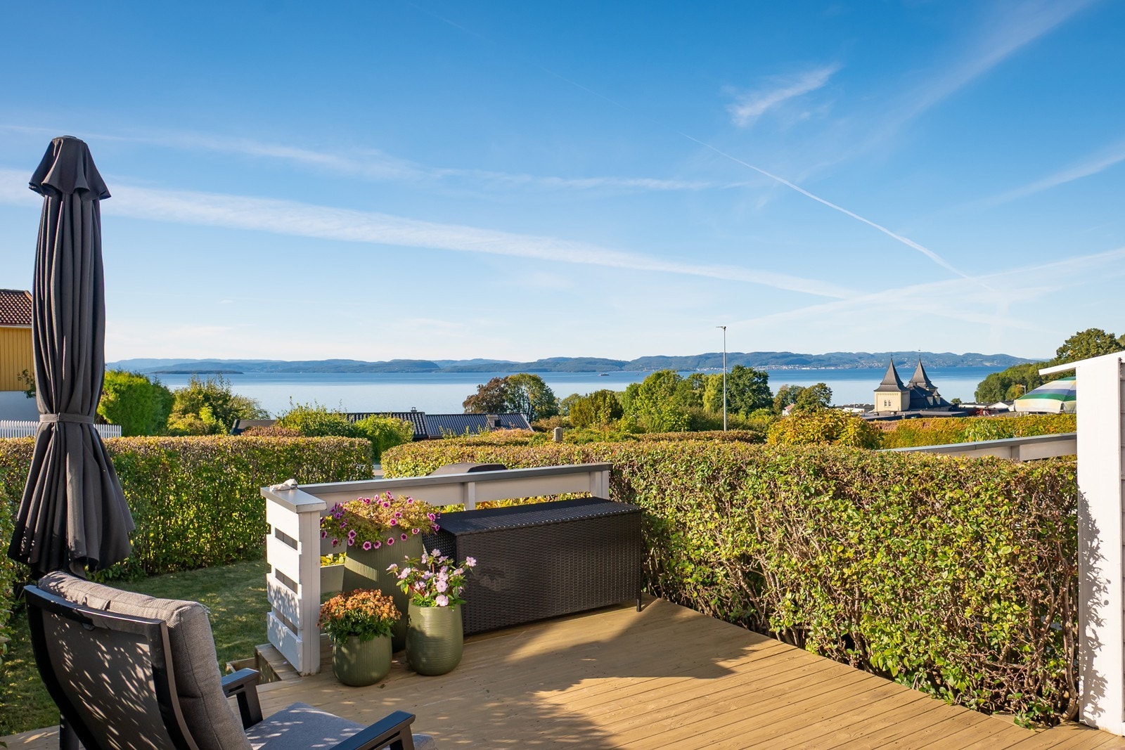 Terrasse på 24 kvm ligger vestvendt og fint skjermet mellom hekk og levegger. Galleribilde