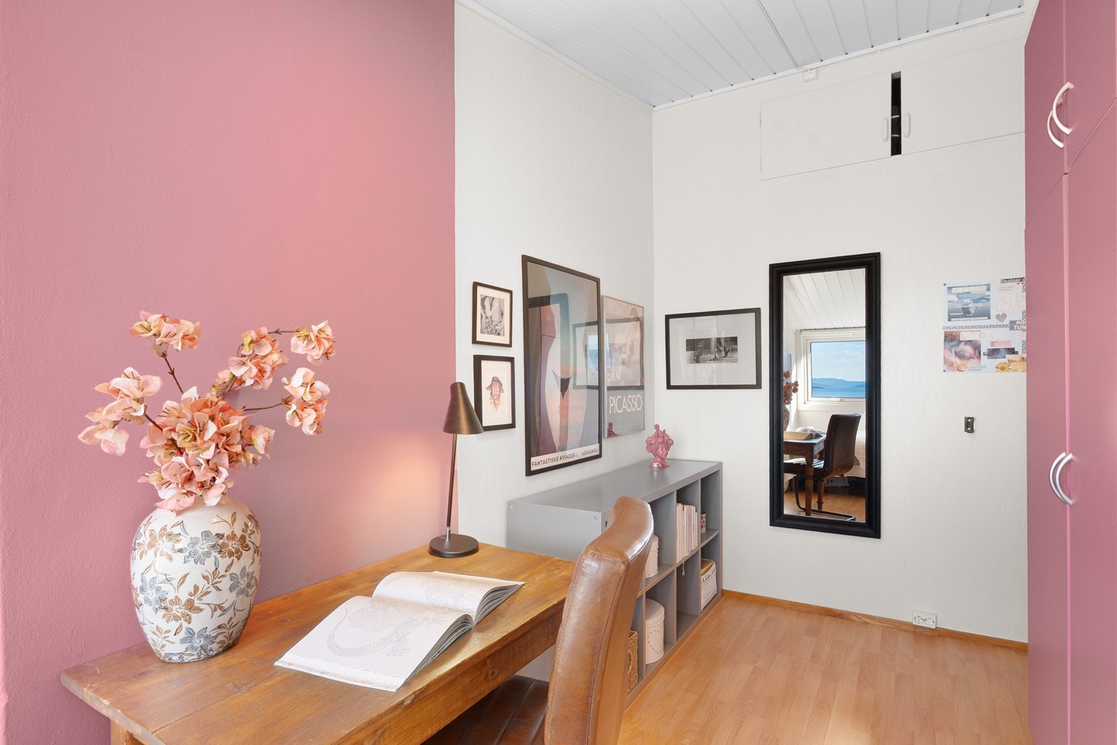 Rommet har plass til seng og skrivebord. Galleribilde