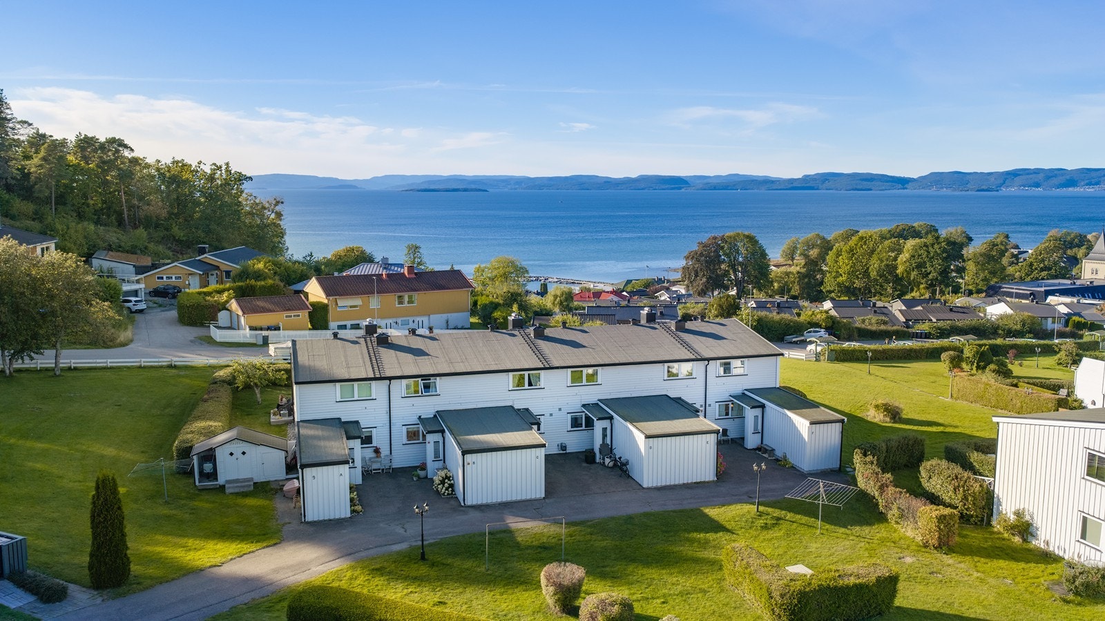 Her bor du med kort vei til fjorden, badestrender og fine turmuligheter, samtidig som dagligvare, barnehage og skole. Galleribilde