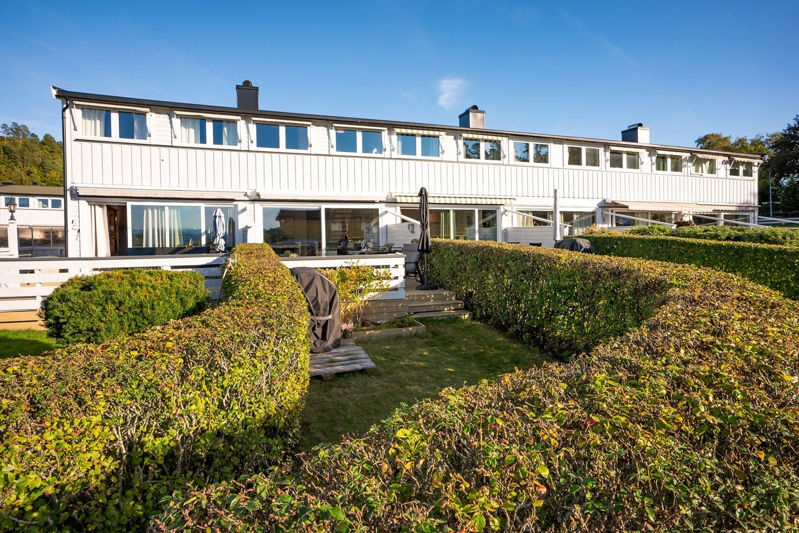 Uteområdet gir god plass til grill, utemøbler og beplantning, mens hekkene skjermer fint mellom eiendommene. Galleribilde