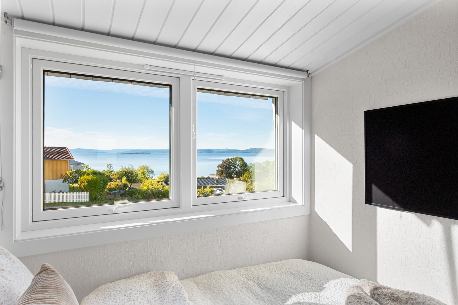 Fjordutsikten følger med helt inn på soverommet. Galleribilde