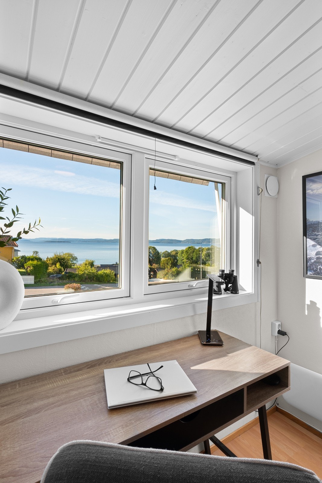 Det siste soverommet er benyttet som kontor, og byr på samme flotte fjordutsikt. Galleribilde