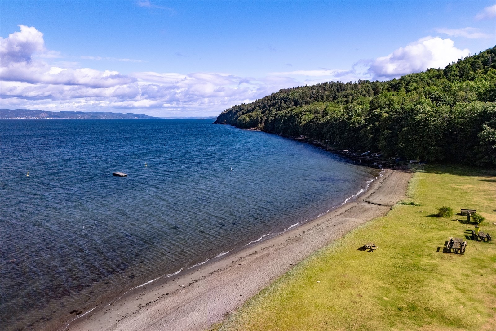 Refsnesstranda byr på både gressletter og sandstrand, et populært sted for bading, lek og rekreasjon for alle aldersgrupper. Galleribilde
