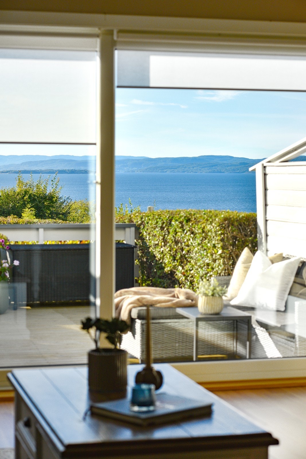 Store glassflater vender mot terrassen og Oslofjorden, og gjør fjorden til en synlig del av oppholdsrommet. Galleribilde
