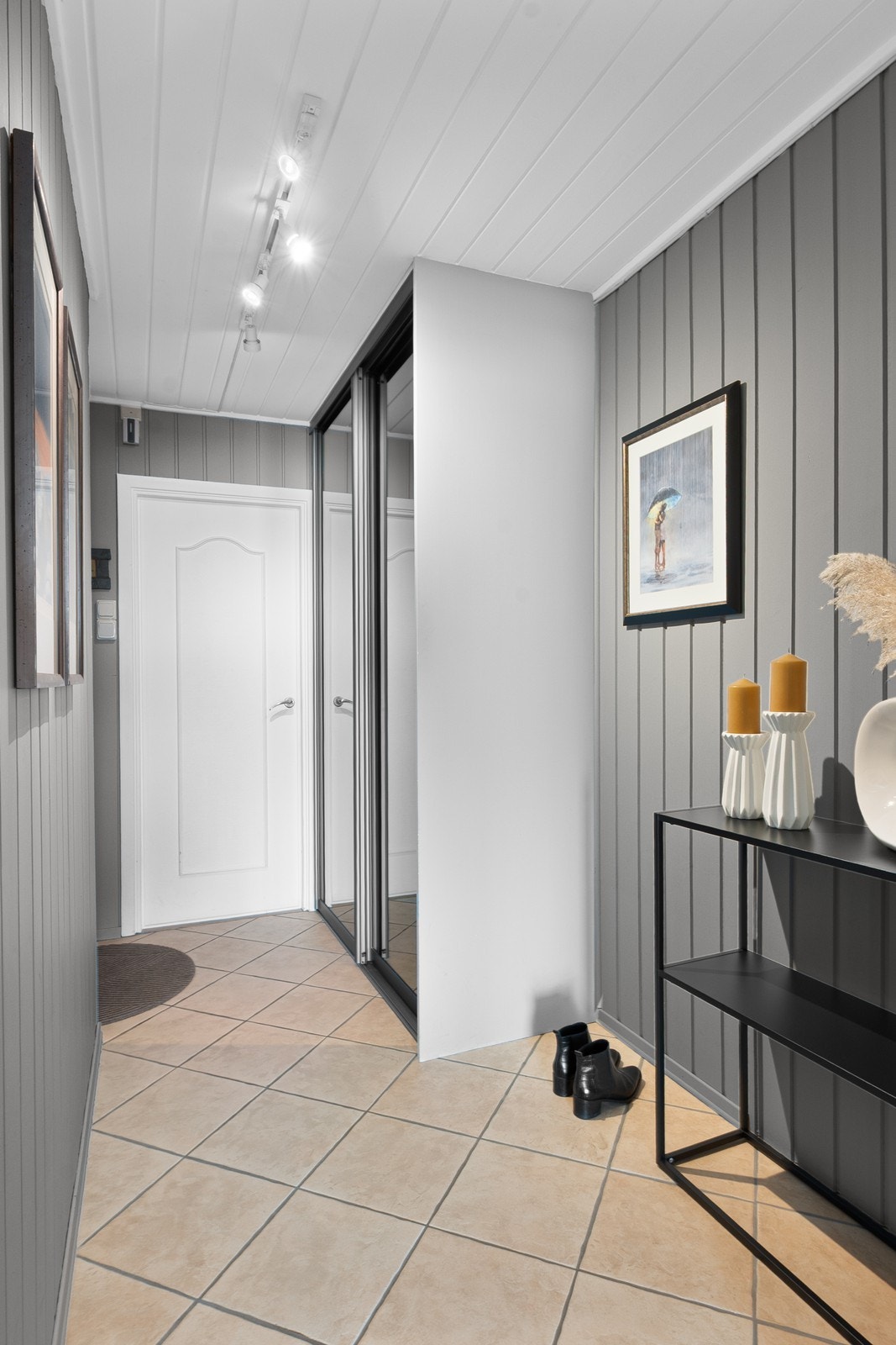 Innenfor døren møter du en flislagt entré med gulvvarme og skyvedørsgarderobe. Herfra er det også innvendig adkomst til bod med strøm. Galleribilde