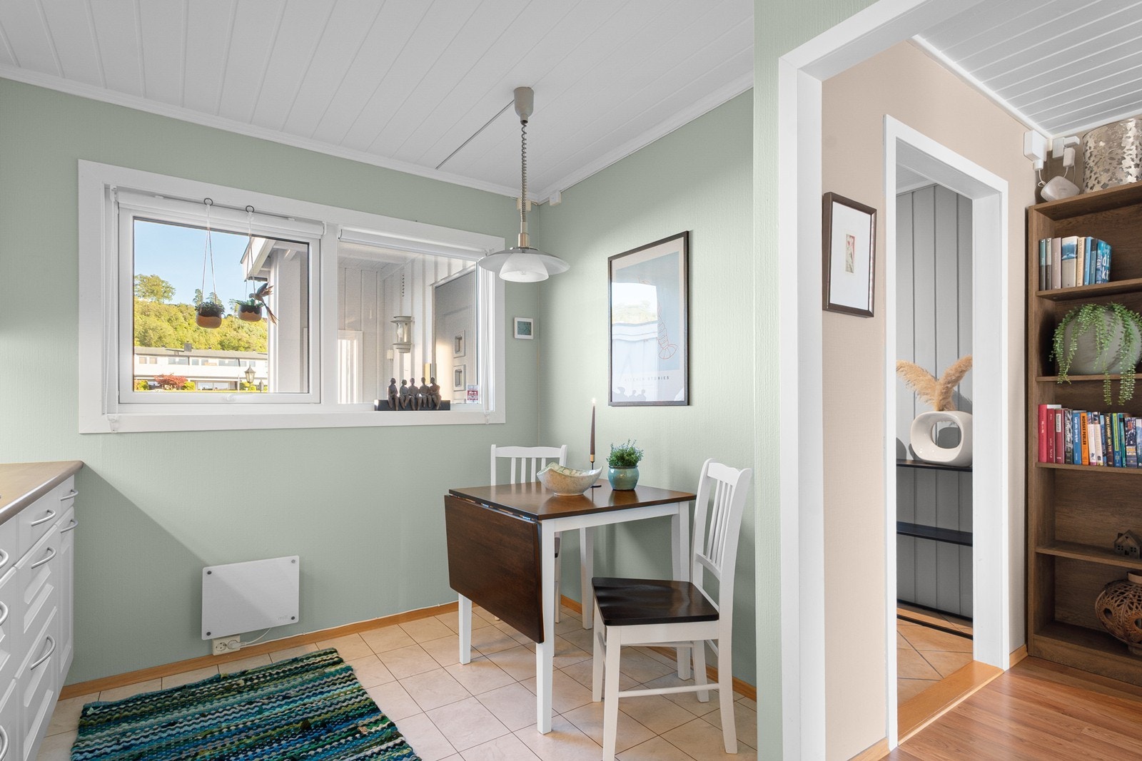 I enden av rommet er det naturlig plass til et hyggelig spisebord, fint til frokosten og de mindre måltidene. Galleribilde