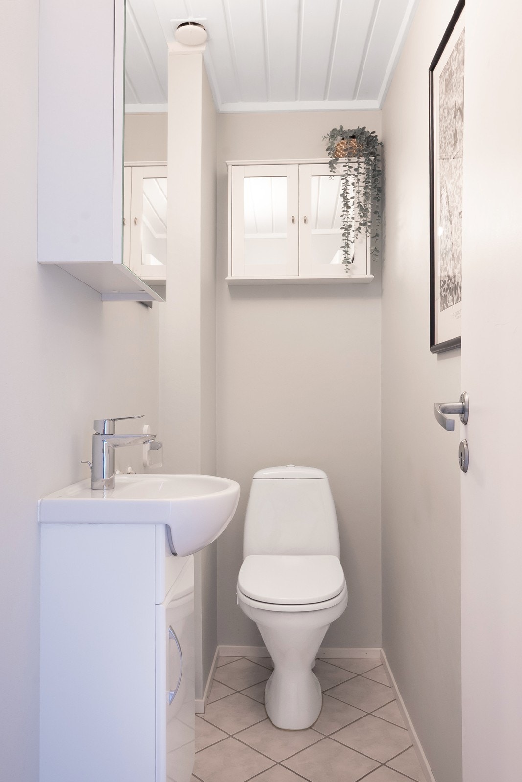 Vegg i vegg med badet ligger et separat toalettrom. Galleribilde