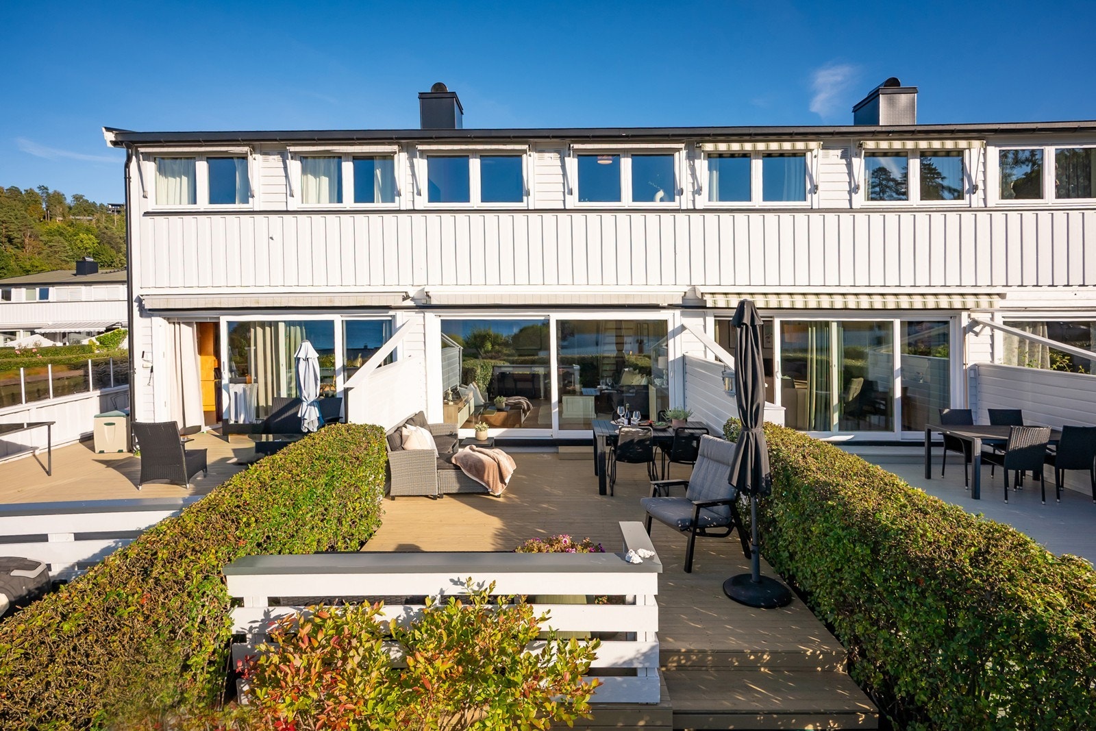 Her ligger alt til rette for å nyte ettermiddags- og kveldssolen på terrassen. Galleribilde