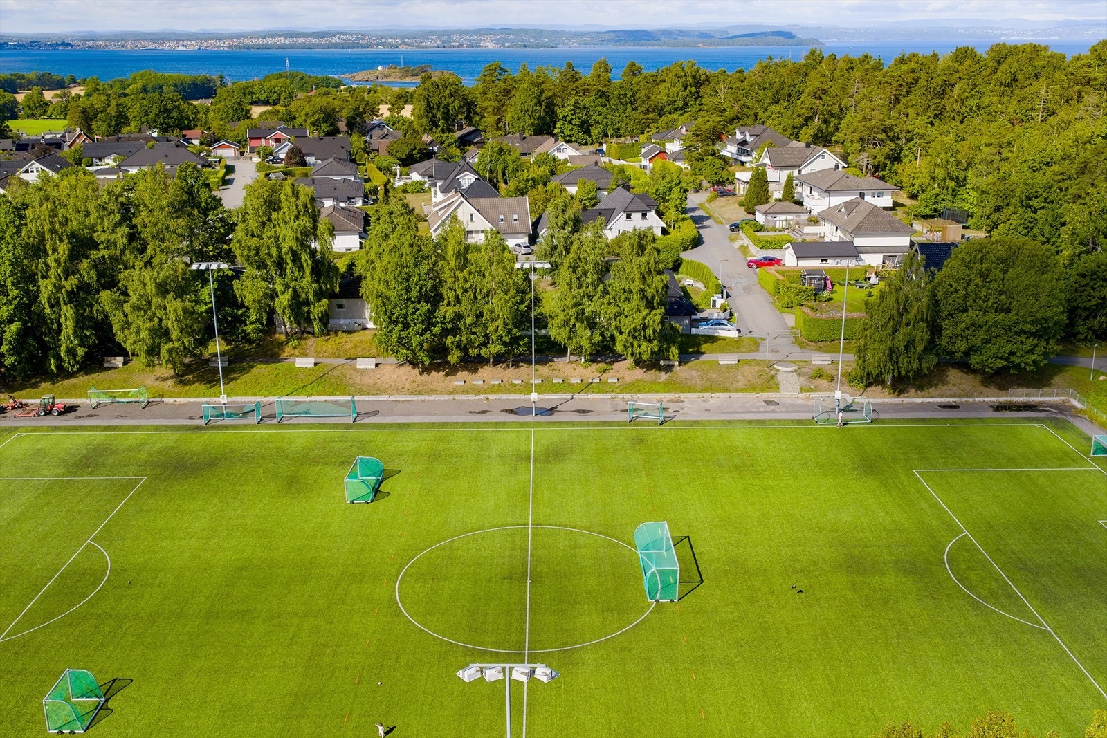Kort gangavstand til Refsnesbanen med fotballbaner, ballbinge og gode aktivitetsmuligheter for store og små. Galleribilde