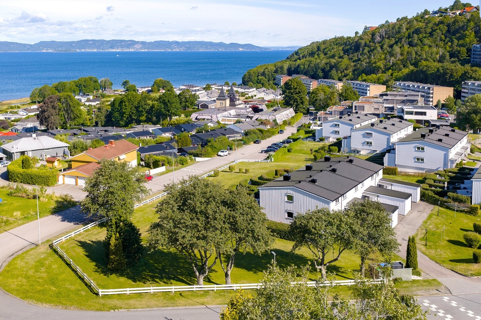 Rekkehuset ligger i et attraktivt og veletablert boområde på Refsnes. Galleribilde
