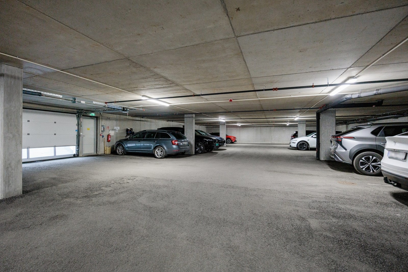 Det medfølger en fast garasjeplass med lader. Selger har leid en ekstra garasjeplass som er mulig å forlenge med ny eier. Se salgsoppgaven for mer informasjon. Galleribilde
