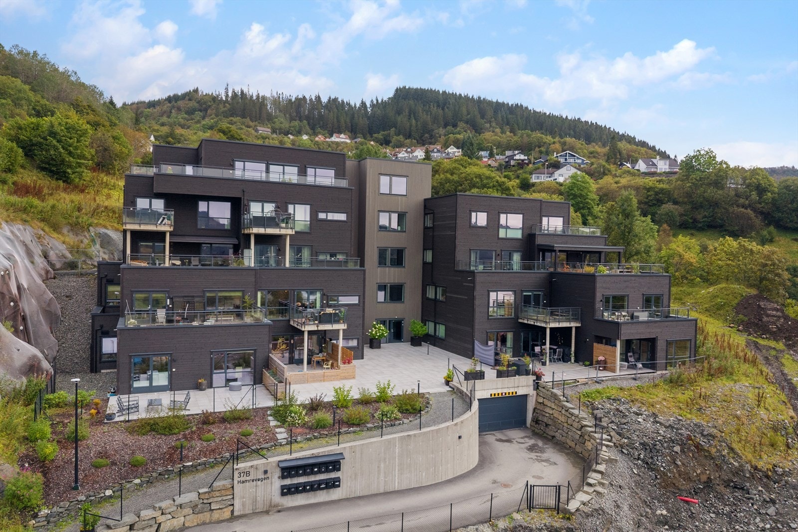 Komplekset ble bygget i 2022 og har garasje i underetasjen. Det er heis i bygget som gjør at leiligheten passer for alle aldre. Galleribilde