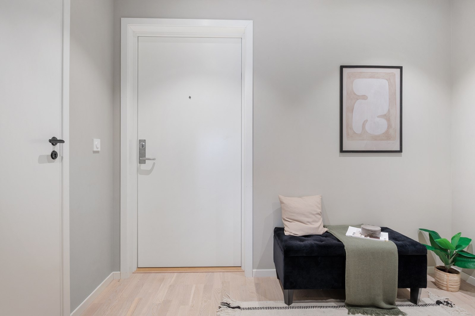 Romslig entrè med vannbåren varme i gulv. Galleribilde