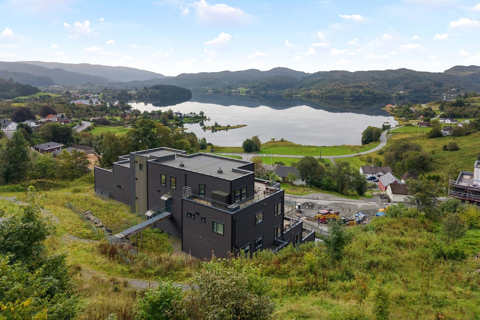 Ligger svært rolig og idyllisk til, men samtidig kort vei til både Nesttun og Lagunen. Galleribilde