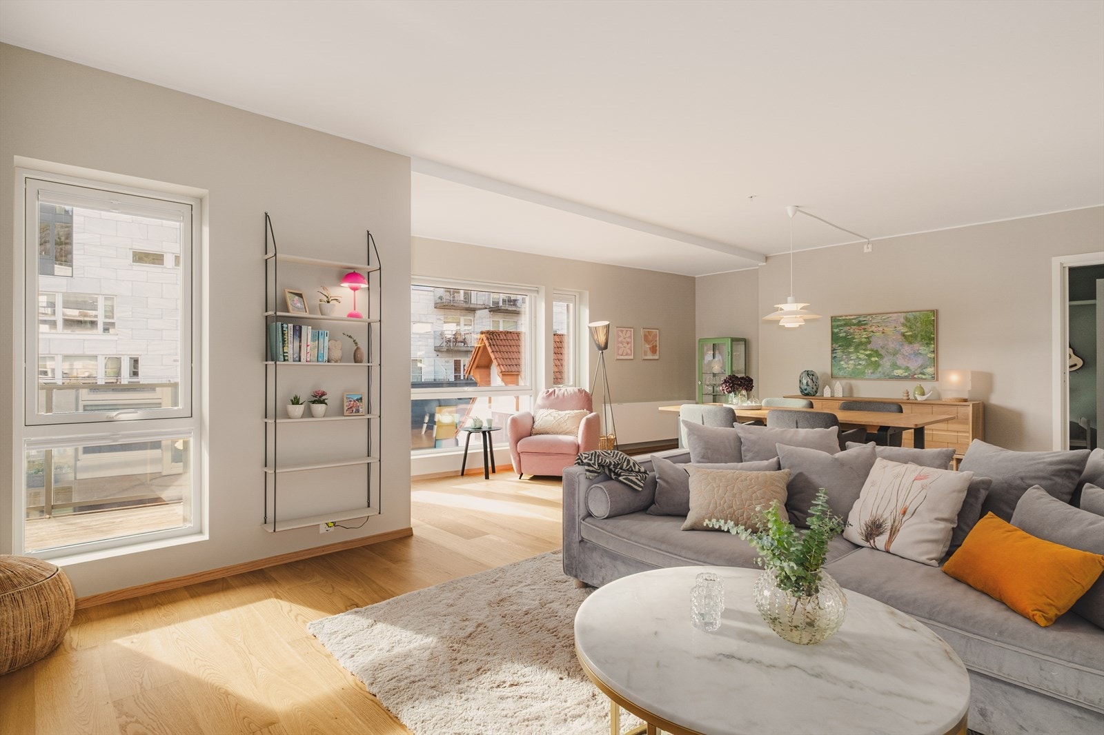 Store vindusflater sikrer godt med naturlig lysinnslipp. Galleribilde