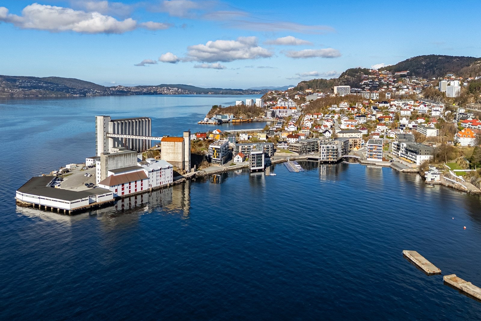 Solrike og fredelige omgivelser - rett ved sjøen og innseilingen til Bergen by. Galleribilde