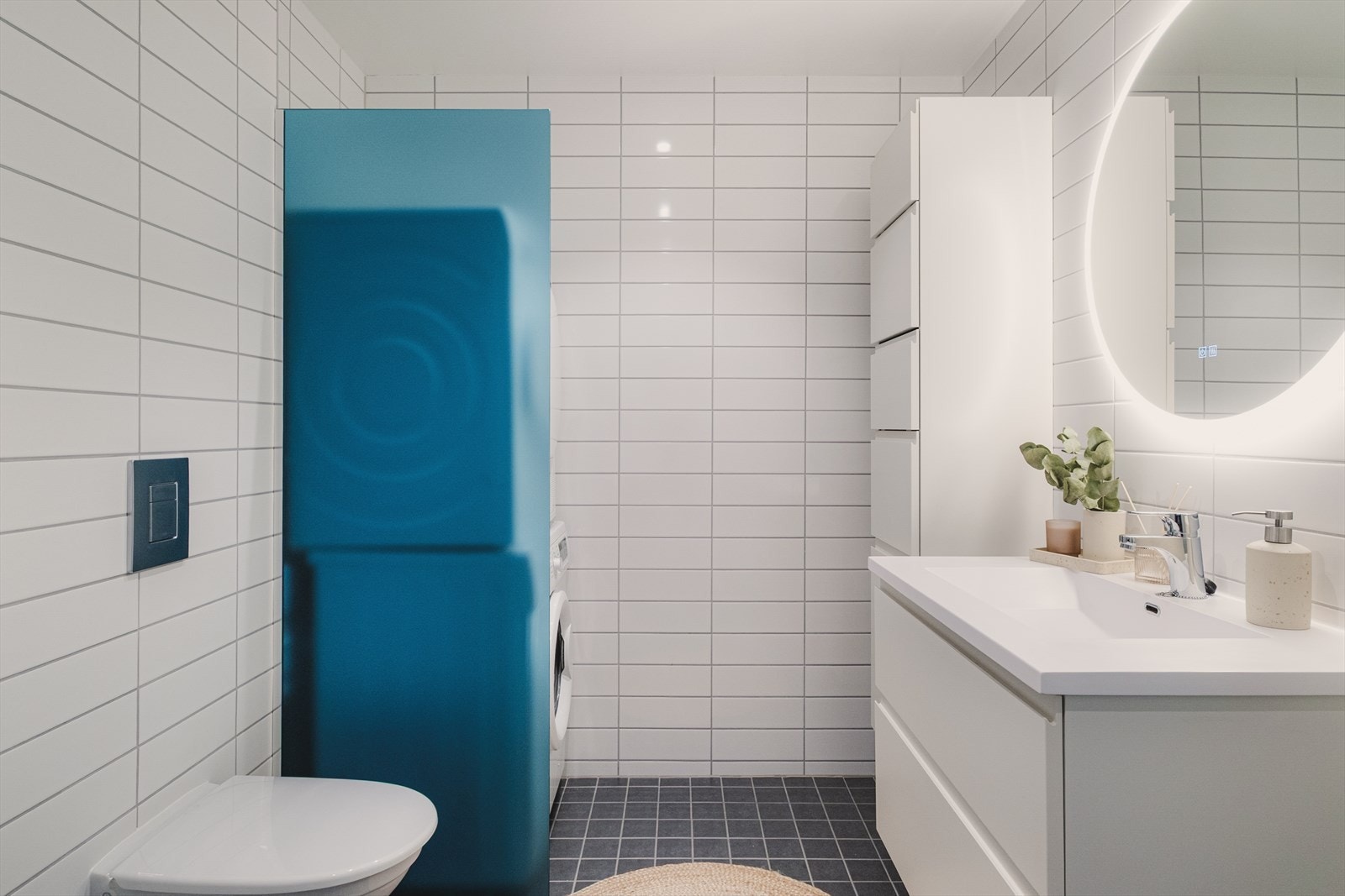 Bad i tilknytning til hovedsoverom har god plass til både vaskemaskin og tørketrommel. Galleribilde