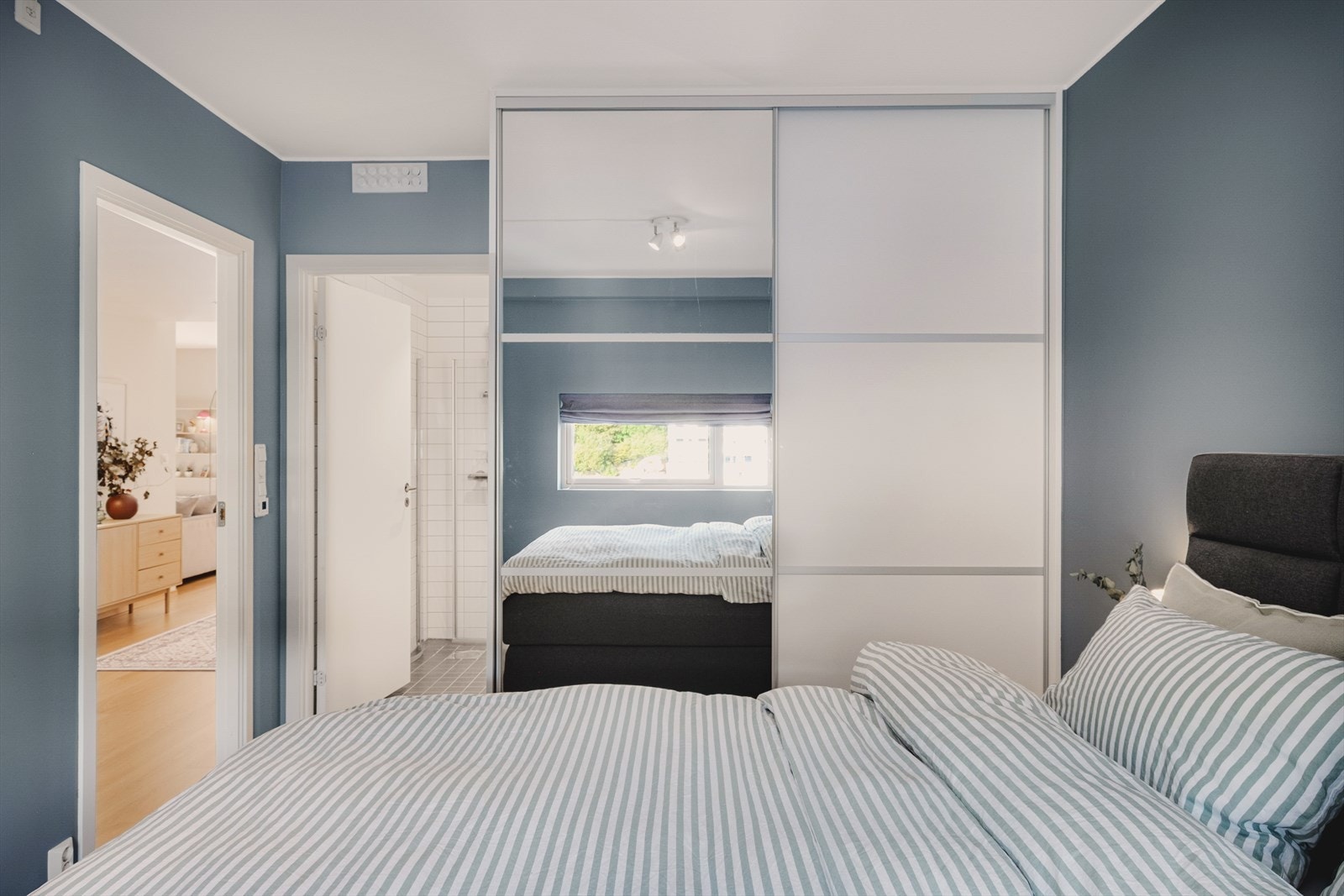 Soverom #1. Hovedsoverom med eget bad og romslig skyvedørsgarderobe. Galleribilde