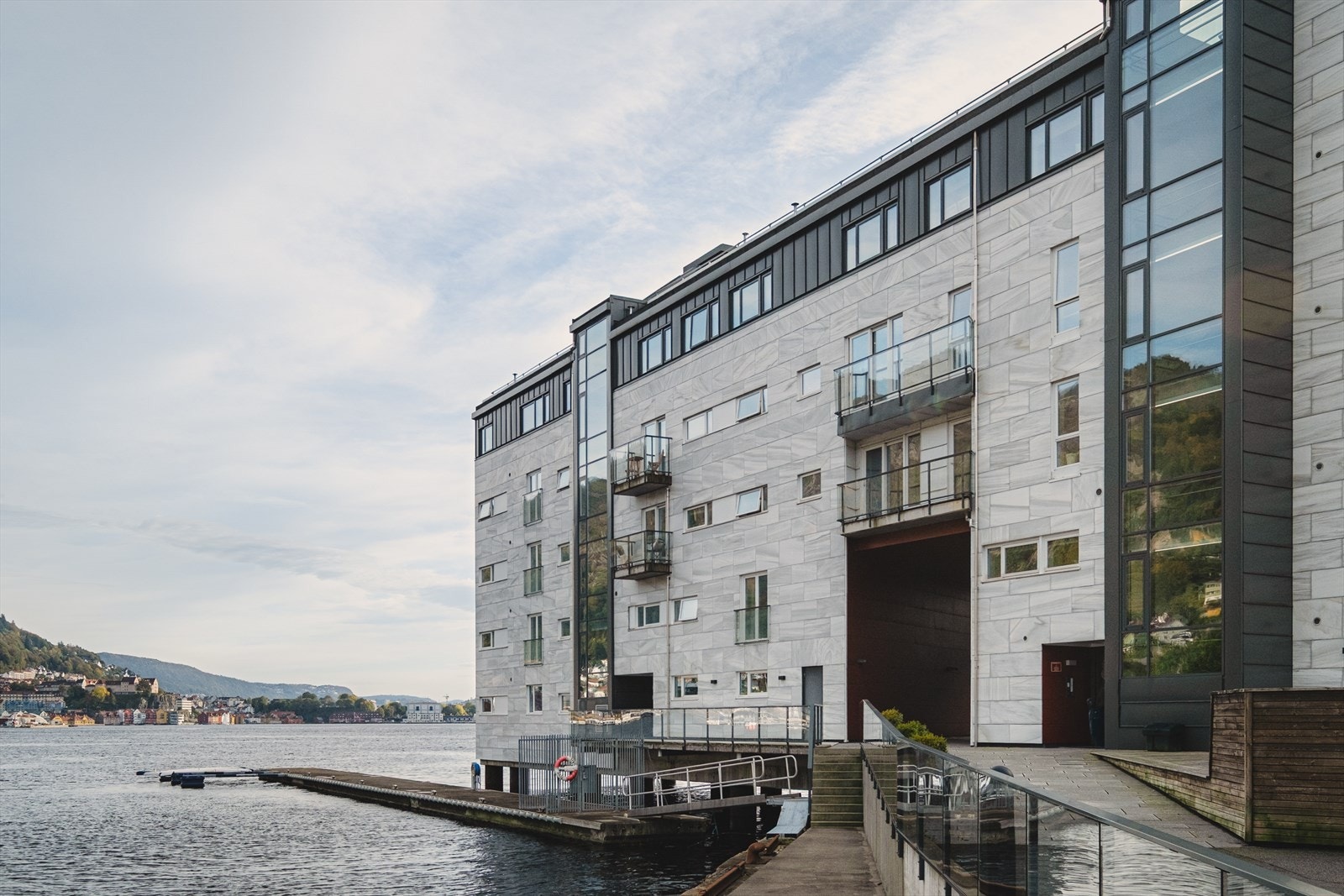 Fast garasjeplass medfølger handelen, i tillegg har du egen ekstern bod og felles sykkelbod. Galleribilde