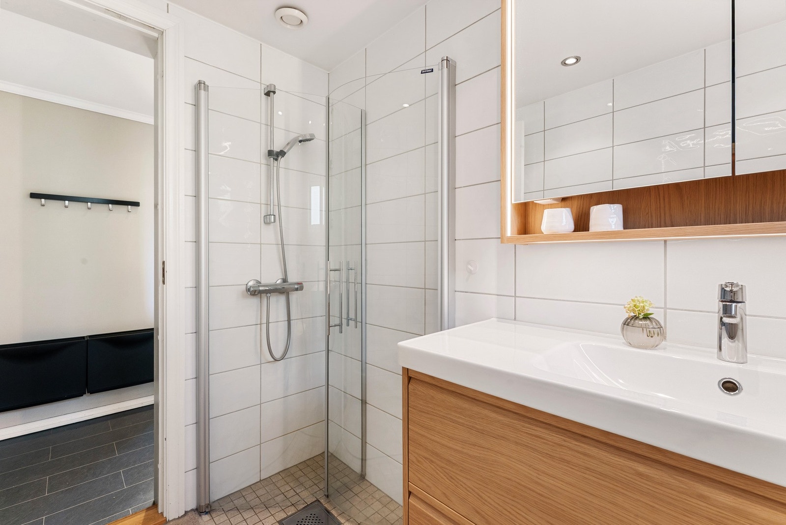 - Badet ble opprinnelig renovert i 2008, mens gulvflisene ble utbedret av fagfolk i 2024. Det ble samtidig gjort oppgraderinger med nye baderomsmøbler og avtrekksvifte - Galleribilde