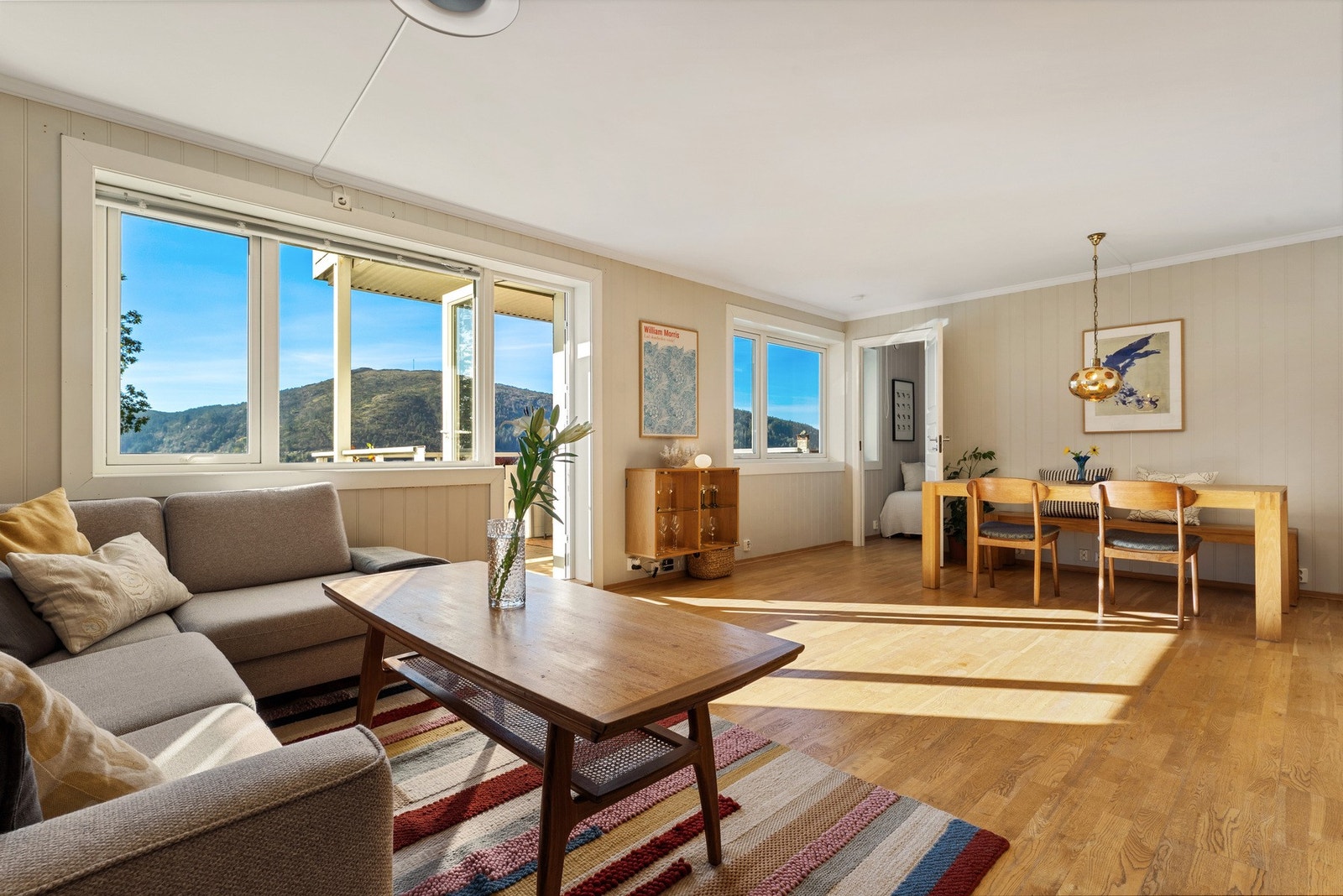 - Med sine 26,7 m² er det rikelig med plass til både en komfortabel sofagruppe og et stort spisebord - Galleribilde