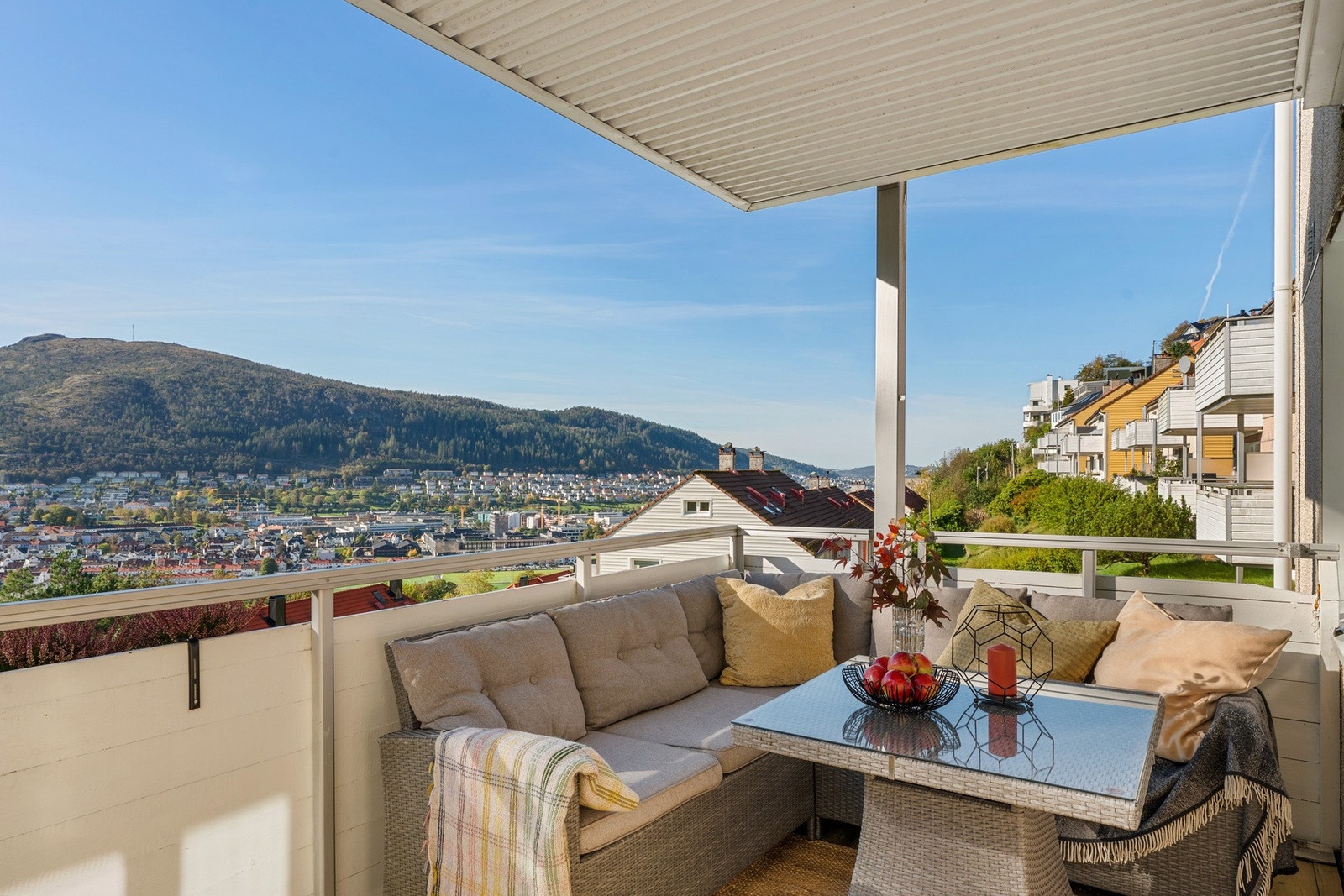 - Altanen er på ca. 9,6 m² og fikk nye terrassebord i 2026 - Galleribilde
