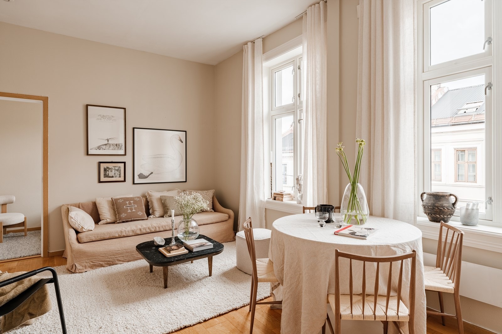 I stuen er det god plass til en hyggelig sofagruppe, samt annet ønskelig møblement. Galleribilde